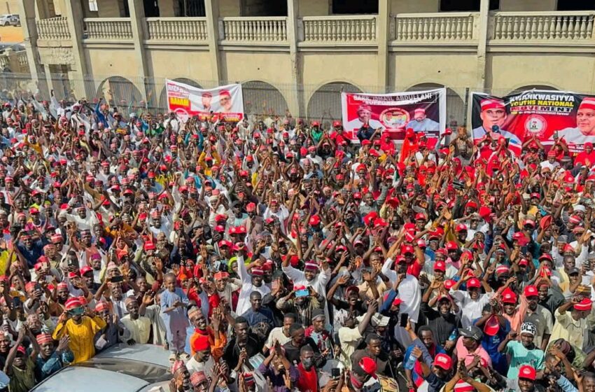  Supporters of Kwankwaso, storm  his Kano residence, pledge loyalty 